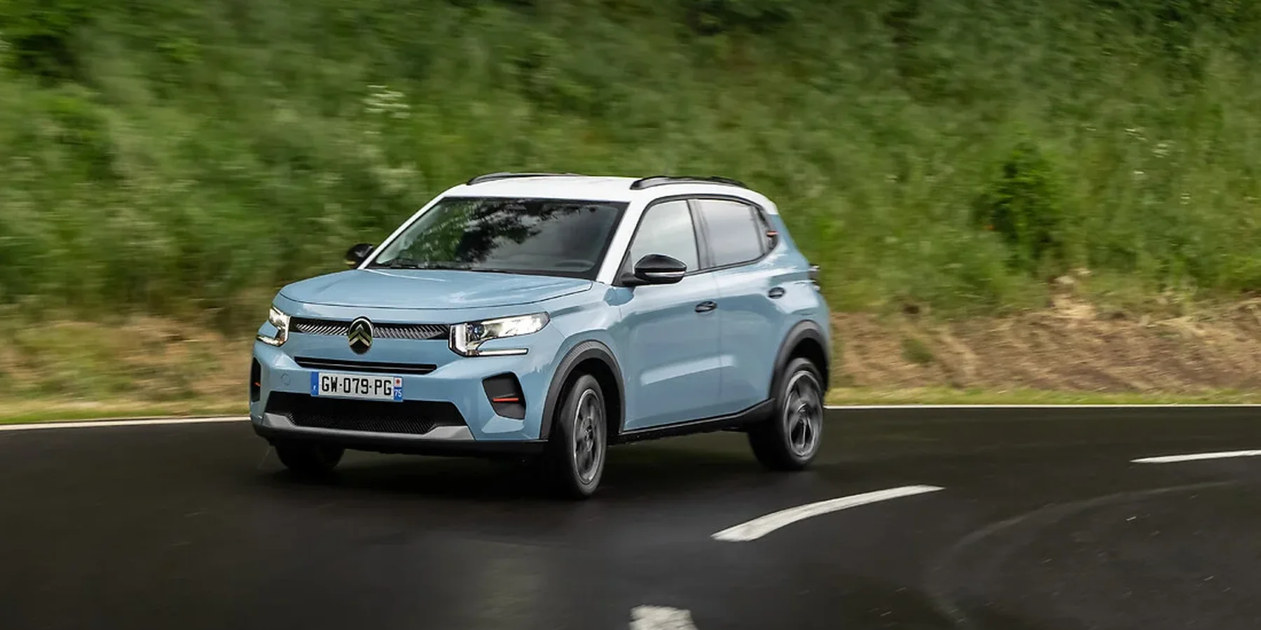 Citroën C3 w kolorze błękitnym na leśnej drodze