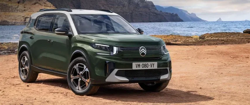 Citroën C3 Aircross w kolorze zielonym z białym dachem na kamienistym wybrzeżu