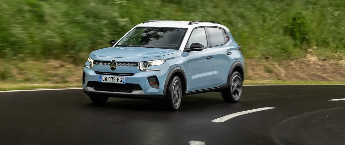 Citroën C3 w kolorze błękitnym na leśnej drodze