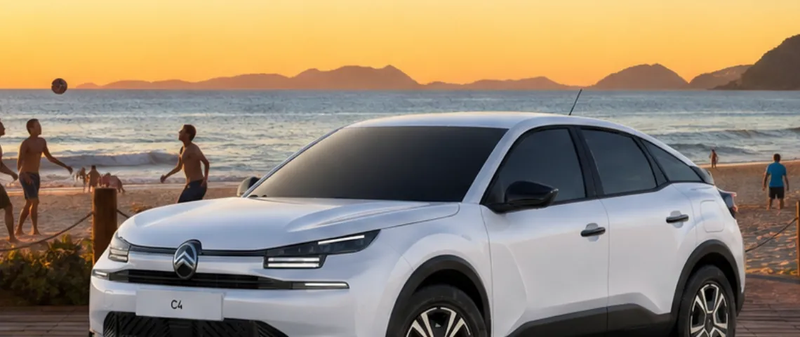 Citroën C4 MAX w kolorze białym na nadmorskim deptaku