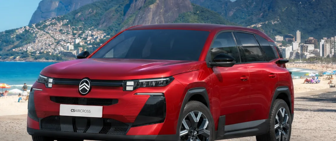 Citroën C5 Aircross MAX w kolorze czerwonym na nadmorskiej promenadzie